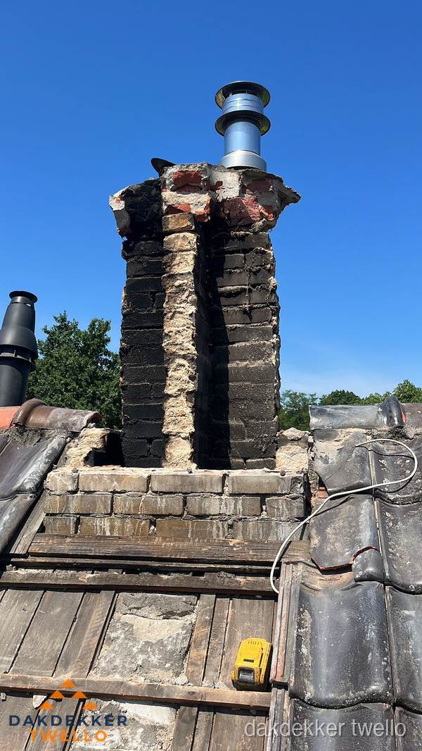 Beschadigde schoorsteen met nieuwe rookgasafvoer op oud dak in Twello Beschadigde schoorsteen met nieuwe rookgasafvoer op oud dak in Twello