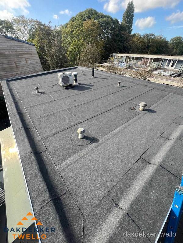 Kosten dakdekker: afgewerkt plat bedrijfsdak met bitumen in Twello Kosten dakdekker: afgewerkt plat bedrijfsdak met bitumen in Twello
