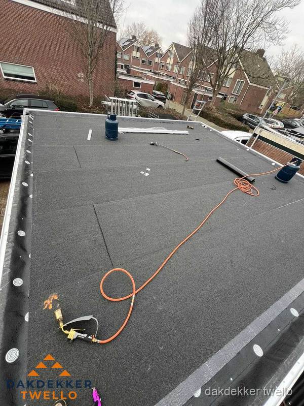 Afgewerkte dakrenovatie met bitumen op plat dak in Twello Afgewerkte dakrenovatie met bitumen op plat dak in Twello