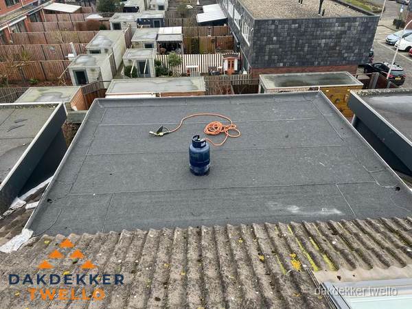 Plat dak met nieuwe bitumen dakbedekking en brandgereedschap in Twello Plat dak met nieuwe bitumen dakbedekking en brandgereedschap in Twello