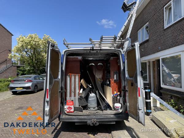 Spoed dakdekker bus met gereedschap en ladder bij woning in Twello Spoed dakdekker bus met gereedschap en ladder bij woning in Twello