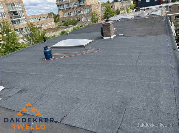 Bitumen dakbedekking op plat dak met lichtkoepel en schoorsteen in Twello Bitumen dakbedekking op plat dak met lichtkoepel en schoorsteen in Twello
