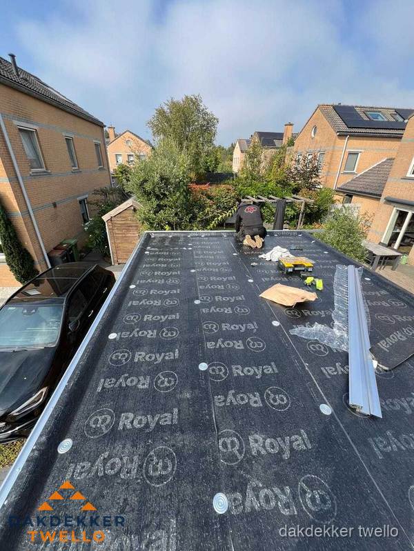 Nieuwe Royal bitumen dakbedekking op plat dak van aanbouw in Twello