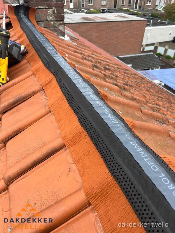 Nokventilatie installeren op hellend pannendak in Twello Nokventilatie installeren op hellend pannendak in Twello