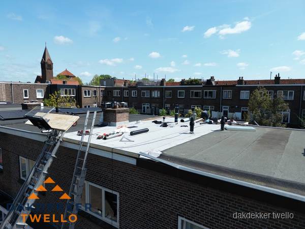 Dakdekkers aan het werk op plat dak in Twello Dakdekkers aan het werk op plat dak in Twello