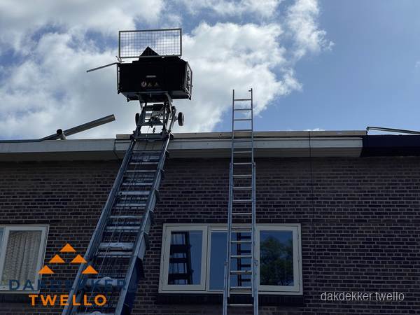 Ladderlift en ladder bij woning voor dakinspectie in Twello