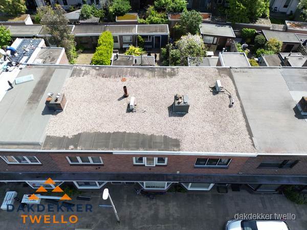 Plat dak met grindballast en dakdoorvoeren in Twello Plat dak met grindballast en dakdoorvoeren in Twello