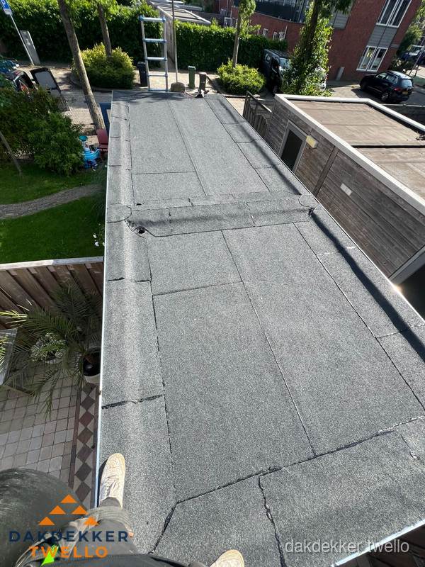 Bitumen plat dak rijtjeswoning vanuit dakdekker perspectief in Twello Bitumen plat dak rijtjeswoning vanuit dakdekker perspectief in Twello