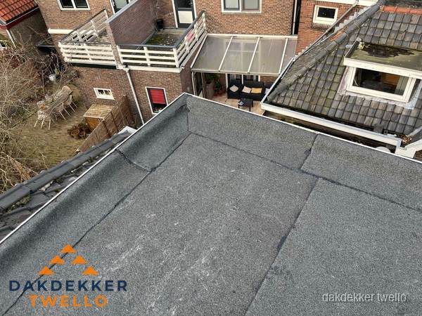 Overzicht plat dak met dakgoot in woonwijk Twello Overzicht plat dak met dakgoot in woonwijk Twello