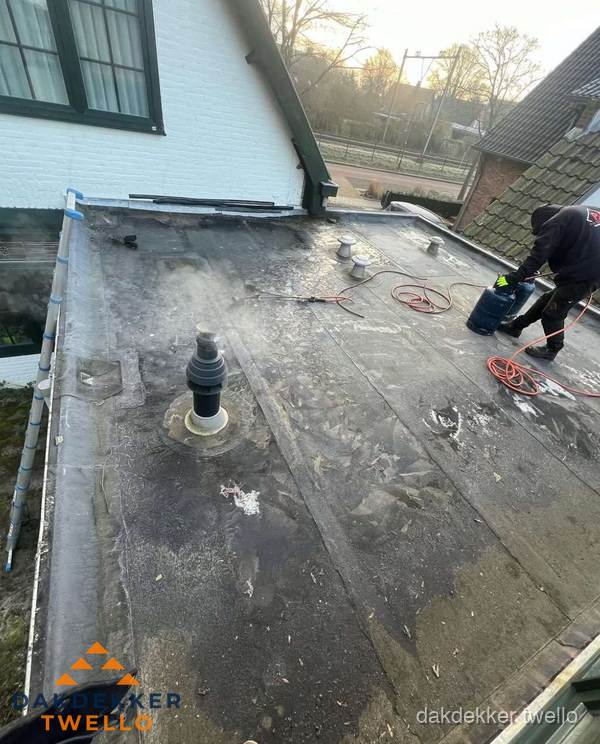 Dakdekker verhelpt daklekkage op plat dak in Twello Dakdekker verhelpt daklekkage op plat dak in Twello