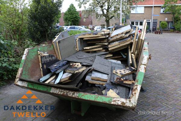 Puincontainer met oud dakmateriaal na dakrenovatie in Twello Puincontainer met oud dakmateriaal na dakrenovatie in Twello