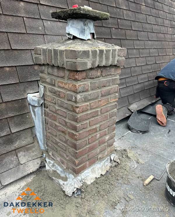 Schoorsteen reparatie met lood en voegwerk op leien dak in Twello Schoorsteen reparatie met lood en voegwerk op leien dak in Twello
