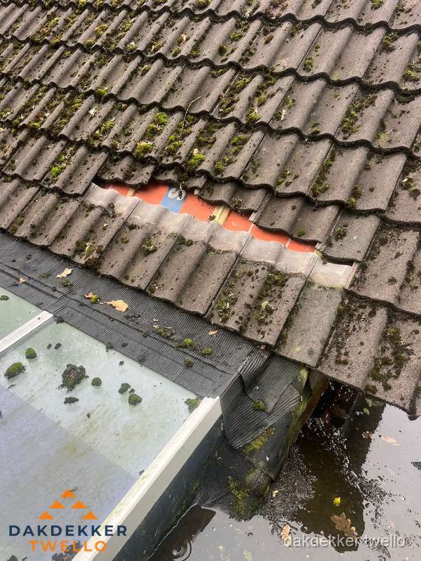 Beschadigd pannendak met ontbrekende dakpannen voor reparatie in Twello