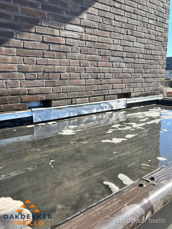 Stilstaand water op plat dak door slechte afwatering in Twello Stilstaand water op plat dak door slechte afwatering in Twello