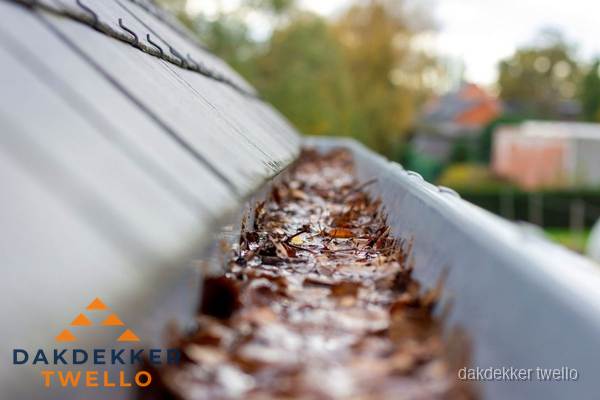 Verstopte dakgoot met bladeren schoonmaken in Twello Verstopte dakgoot met bladeren schoonmaken in Twello