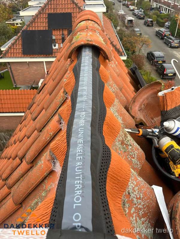 Dakdekker vervangt nokvorst met ruiterrol op pannendak in Twello Dakdekker vervangt nokvorst met ruiterrol op pannendak in Twello