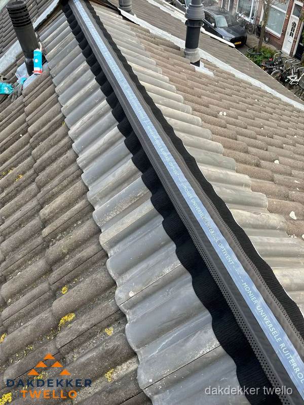 Nokvorst met Monier ventilatie op schuin pannendak in Twello Nokvorst met Monier ventilatie op schuin pannendak in Twello