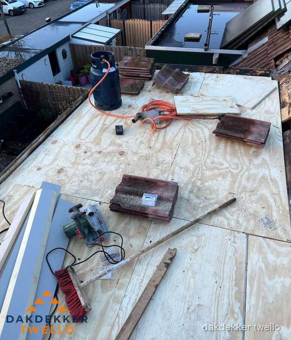 Dakreparatie werkzaamheden op plat dak met gereedschap in Twello Dakreparatie werkzaamheden op plat dak met gereedschap in Twello