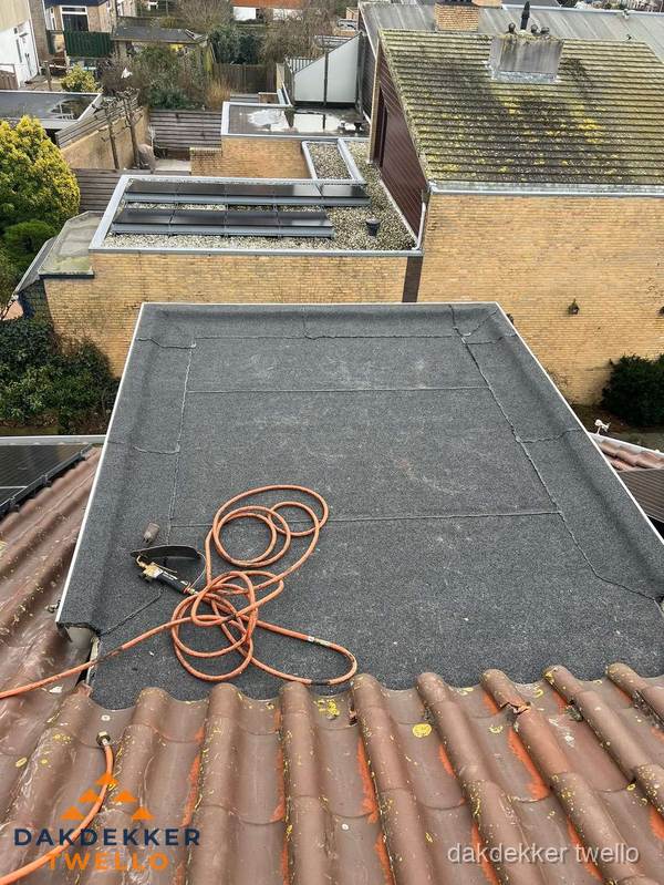 Reparatie aansluiting plat dak en schuin dak in Twello Reparatie aansluiting plat dak en schuin dak in Twello