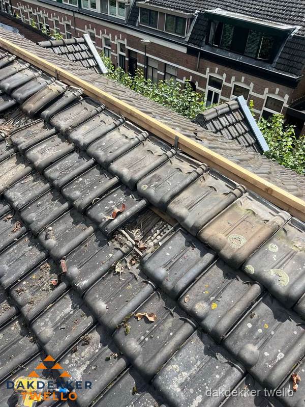 Dakonderhoud aan schuin pannendak met nokvernieuwing in Twello Dakonderhoud aan schuin pannendak met nokvernieuwing in Twello