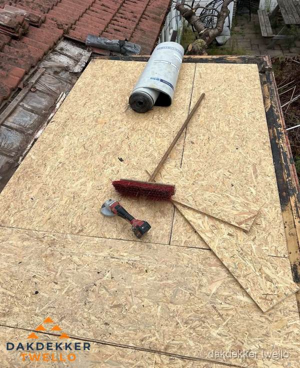 Plat dak vervangen met nieuwe OSB-ondergrond en bitumenrol in Twello Plat dak vervangen met nieuwe OSB-ondergrond en bitumenrol in Twello