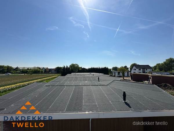 Groot plat dak met bitumen dakbedekking op bedrijfspand in Twello Groot plat dak met bitumen dakbedekking op bedrijfspand in Twello