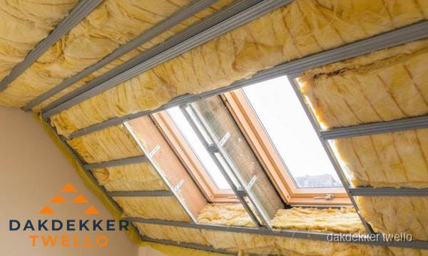 Schuin dak isoleren met glaswol bij dakraam in Twello Schuin dak isoleren met glaswol bij dakraam in Twello