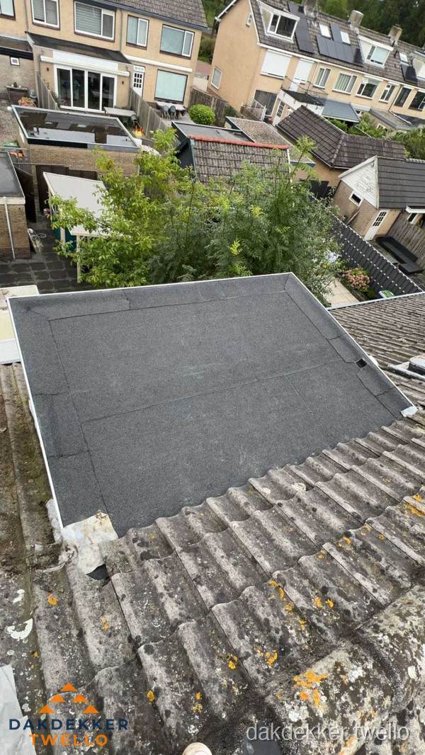 Plat dak aanbouw met bitumen dakbedekking in woonwijk Twello Plat dak aanbouw met bitumen dakbedekking in woonwijk Twello