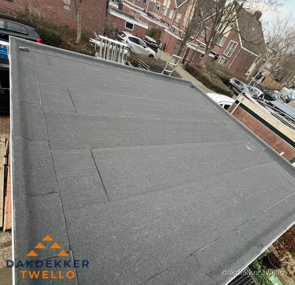 Nieuwe bitumen dakbedekking op plat dak van garage in Twello Nieuwe bitumen dakbedekking op plat dak van garage in Twello