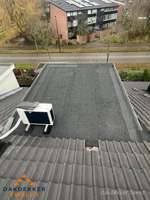 Plat dak inspectie met bitumen bedekking naast schuin pannendak in Twello Plat dak inspectie met bitumen bedekking naast schuin pannendak in Twello