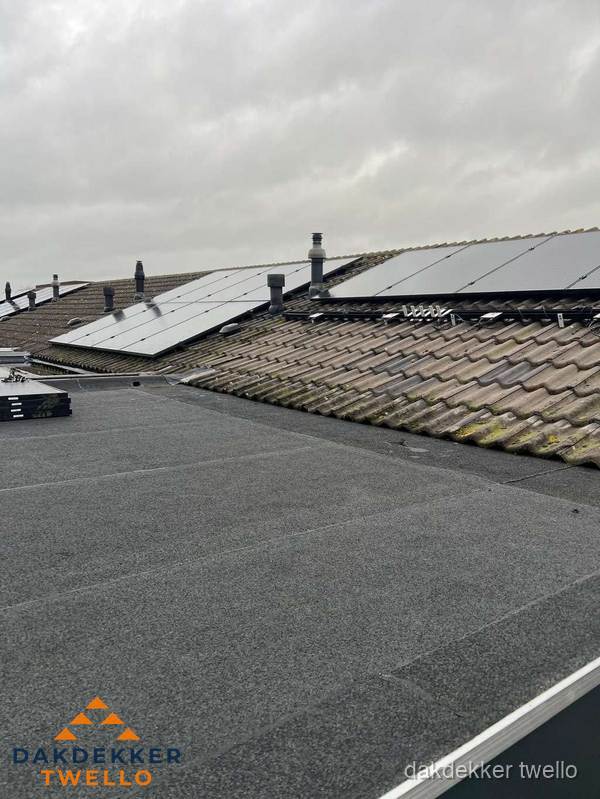 Bitumen dakbedekking op plat dak met aansluitend pannendak en zonnepanelen in Twello Bitumen dakbedekking op plat dak met aansluitend pannendak en zonnepanelen in Twello