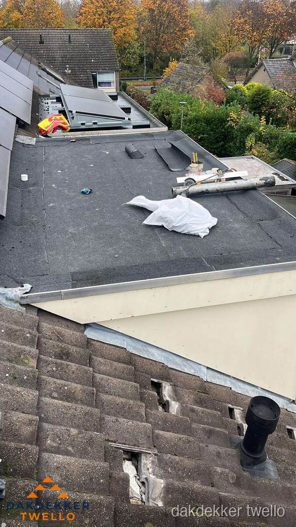 Beschadigde dakbedekking op plat dak voor reparatie in Twello Beschadigde dakbedekking op plat dak voor reparatie in Twello