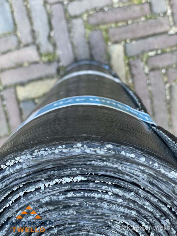 Rol bitumen dakleer met leislag voor plat dak in Twello Rol bitumen dakleer met leislag voor plat dak in Twello