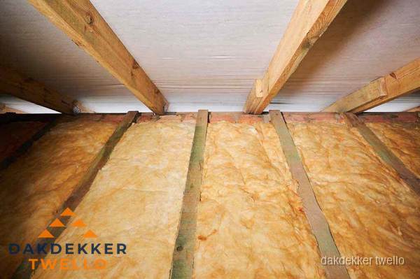 Dakisolatie met glaswol tussen dakspanten in Twello Dakisolatie met glaswol tussen dakspanten in Twello