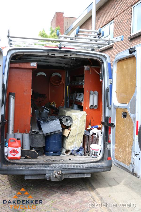 Bedrijfsbus van dakdekker met gereedschap en materialen in Twello Bedrijfsbus van dakdekker met gereedschap en materialen in Twello