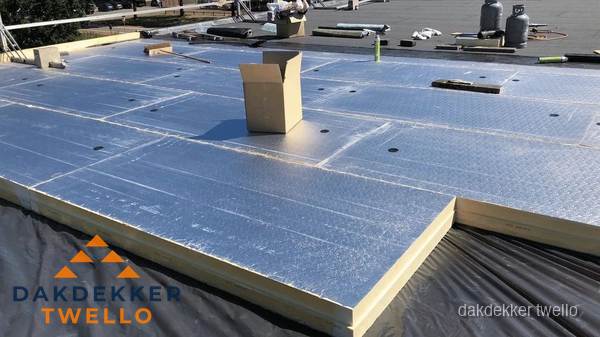 PIR isolatieplaten worden gelegd op plat dak voor dakisolatie in Twello PIR isolatieplaten worden gelegd op plat dak voor dakisolatie in Twello