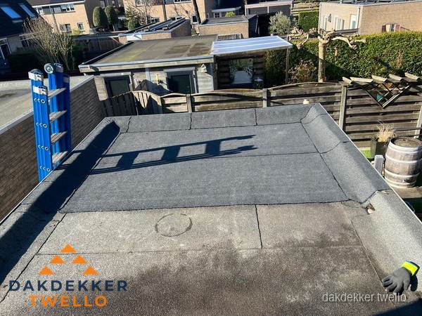 Dakdekker bij bitumen plat dak renovatie in Twello Dakdekker bij bitumen plat dak renovatie in Twello
