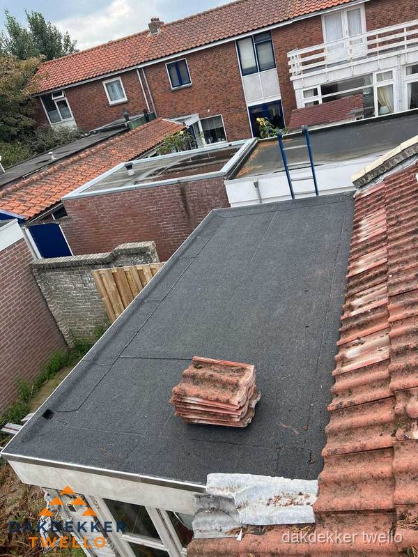 Plat dak aanbouw met bitumen naast schuin pannendak in Twello Plat dak aanbouw met bitumen naast schuin pannendak in Twello