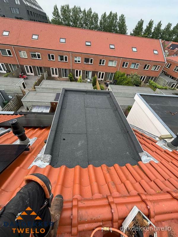 Bitumen dak reparatie op plat dak tussen dakpannen in Twello Bitumen dak reparatie op plat dak tussen dakpannen in Twello