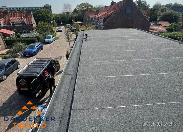 Nieuw bitumen plat dak met uitzicht over woonwijk in Twello Nieuw bitumen plat dak met uitzicht over woonwijk in Twello
