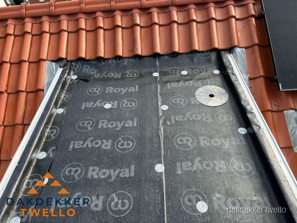 Nieuw dak met dakpannen en Royal onderlaag bij woning in Twello Nieuw dak met dakpannen en Royal onderlaag bij woning in Twello