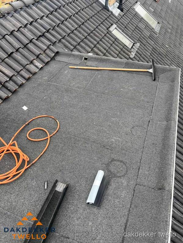 Plat dak reparatie met gereedschap en loodstroken in Twello Plat dak reparatie met gereedschap en loodstroken in Twello