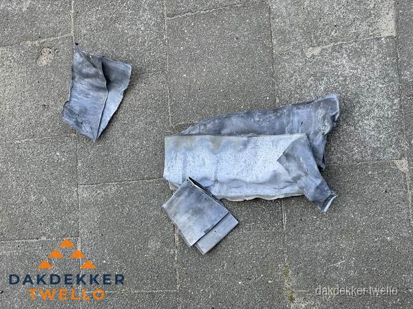 Oude verwijderde loodslabben na vervanging in Twello Oude verwijderde loodslabben na vervanging in Twello