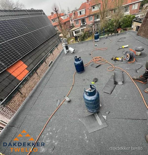Daklekkage repareren met brandgereedschap op plat dak in Twello Daklekkage repareren met brandgereedschap op plat dak in Twello