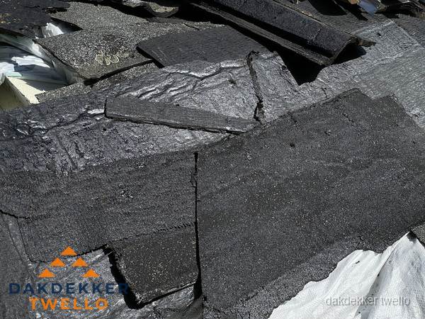 Verwijderd oud bitumen dakleer klaar voor vervanging in Twello Verwijderd oud bitumen dakleer klaar voor vervanging in Twello