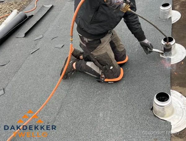 Dakdekker repareert bitumen dakleer bij dakdoorvoer in Twello Dakdekker repareert bitumen dakleer bij dakdoorvoer in Twello