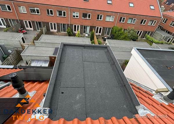Plat dak met bitumen bedekking naast dakkapel in Twello