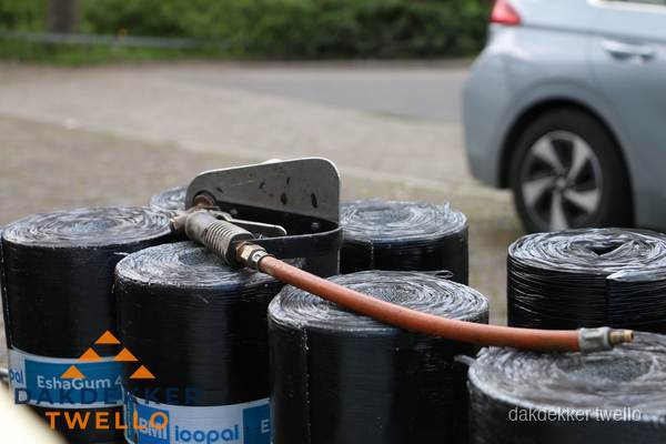 Rollen bitumen dakbedekking EshaGum klaar voor installatie in Twello Rollen bitumen dakbedekking EshaGum klaar voor installatie in Twello
