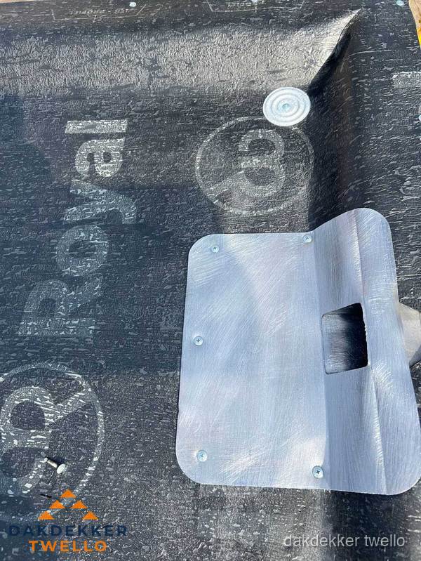 Dakgoot aansluiting op bitumen dak in Twello Dakgoot aansluiting op bitumen dak in Twello