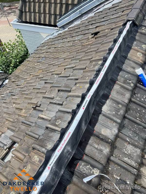 Nokvorst renovatie met Koramic nokrol op schuin pannendak in Twello Nokvorst renovatie met Koramic nokrol op schuin pannendak in Twello